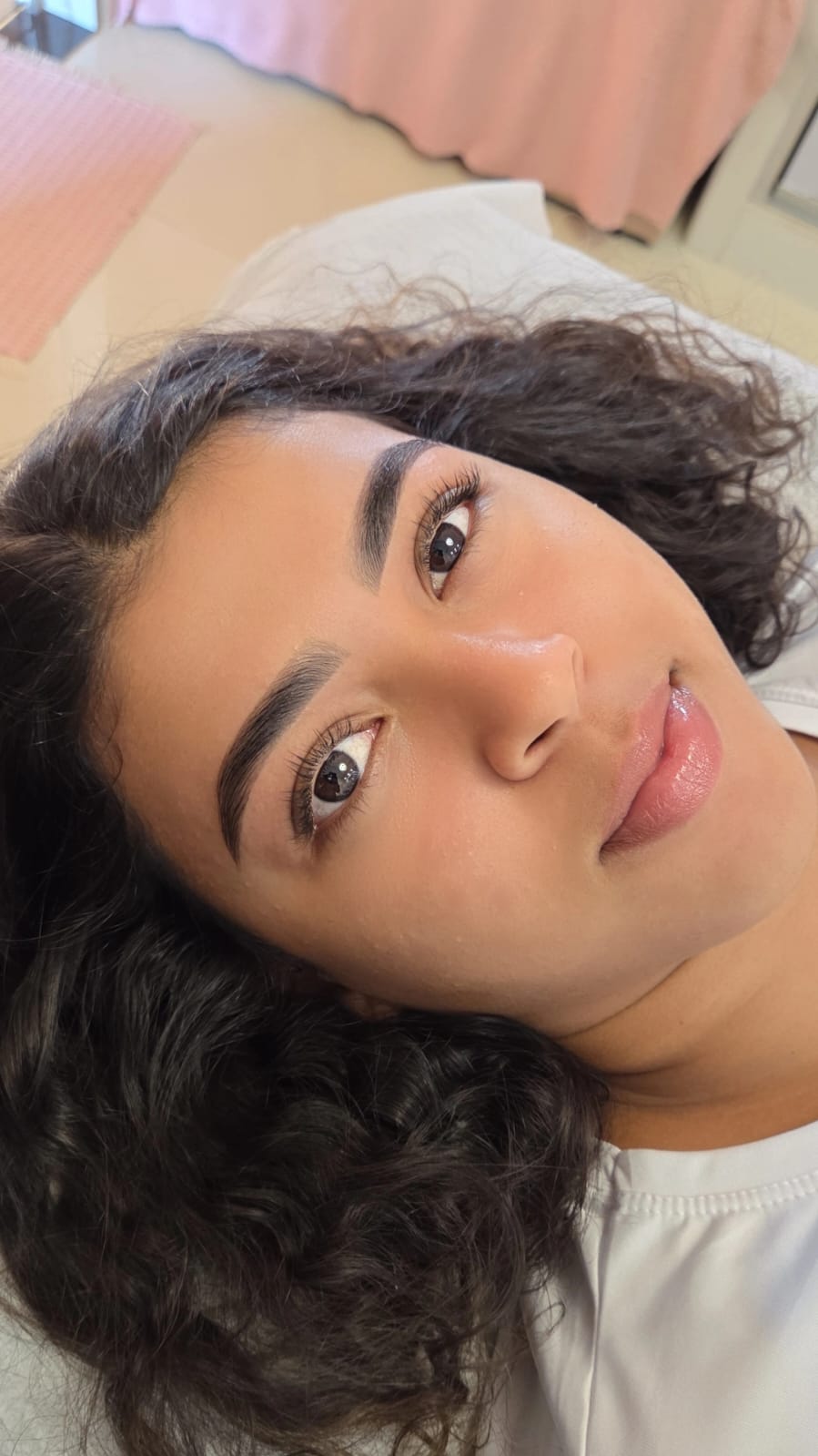 Sobrancelhas definidas com acabamento natural